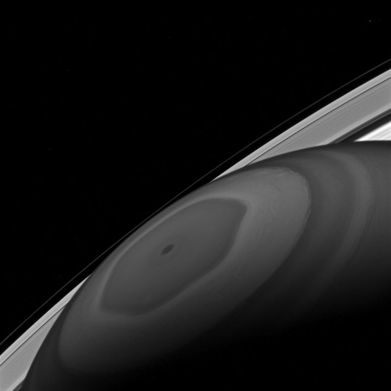 土星北极的巨型六边形风暴