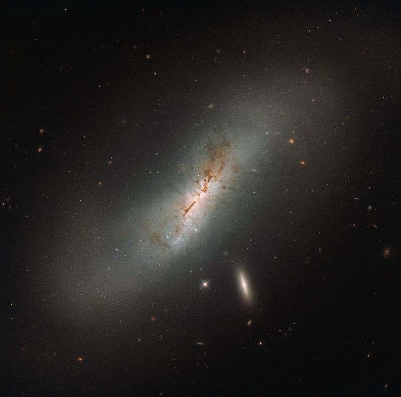 哈勃拍摄的双子星系：Leda 与 NGC 4424