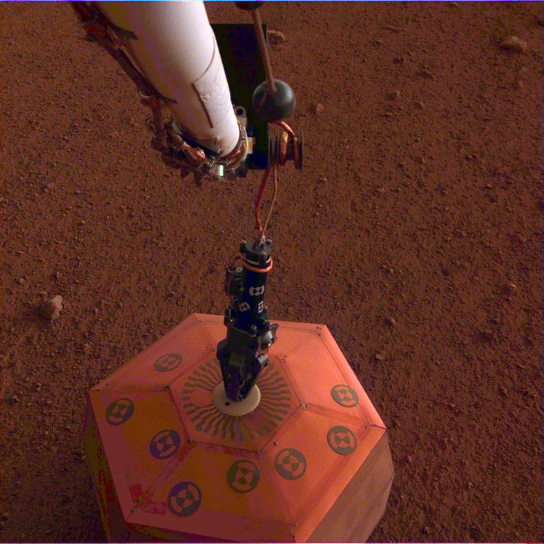 12月19日，洞察号探测器成功的在火星表面安放了此次任务的首个科学仪器——地震计