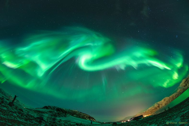 挪威上空的龙形极光 