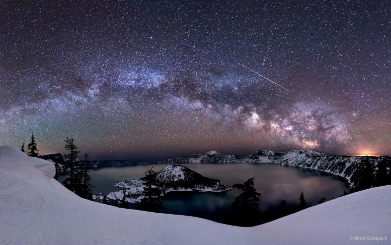 美国火山口湖上空的流星