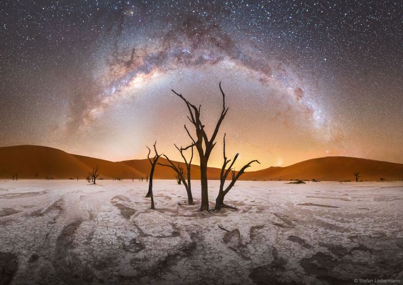 纳米比亚．死亡谷上空的银河 