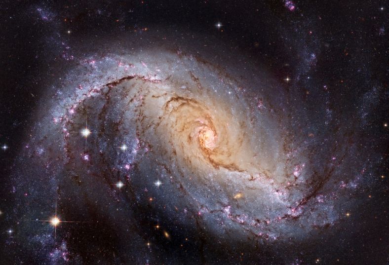 NGC 1672: 哈勃望远镜拍摄的棒旋星系 