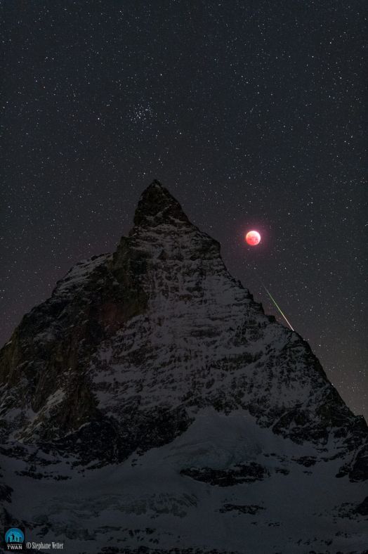 马特洪峰、红月亮与流星 
