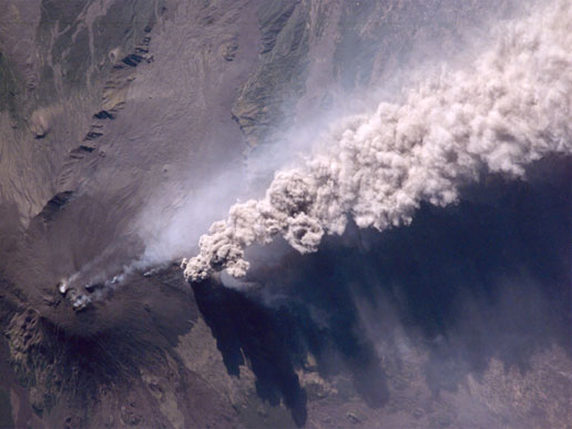 从国际空间站拍摄的火山喷发场景