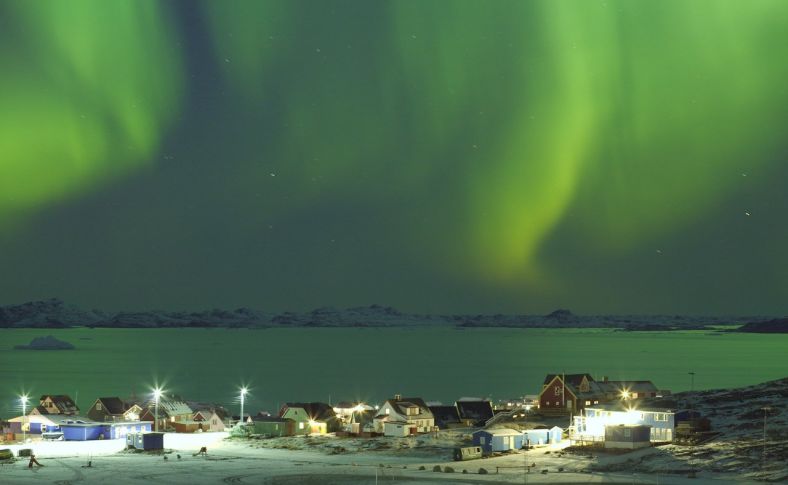 格陵兰岛上空的极光