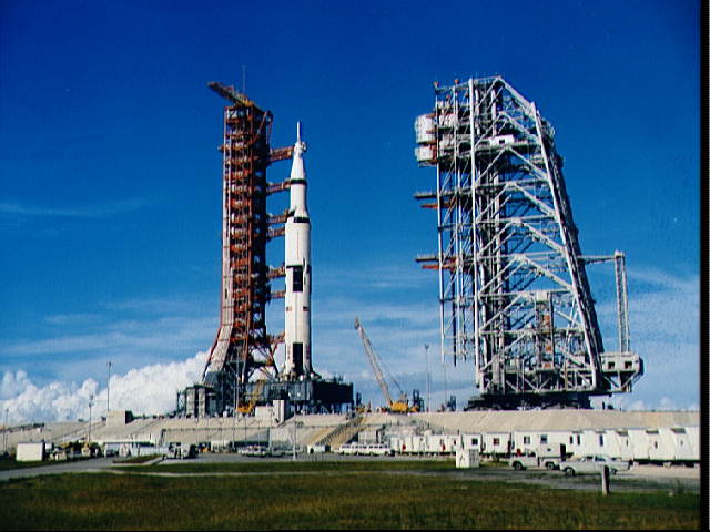 美国肯尼迪角发射场上整装待发的阿波罗11号飞船和土星5号火箭