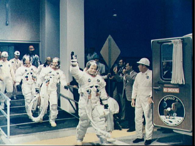 阿波罗11号宇航员离开航天控制中心前往发射场