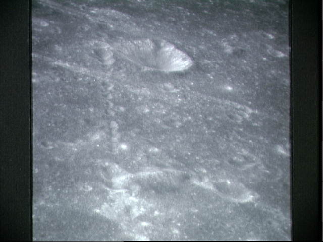阿波罗1号宇航员在月球轨道上拍摄的月面照片