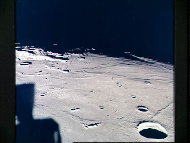 阿波罗11号飞跃位于静海西南部的着陆点上空