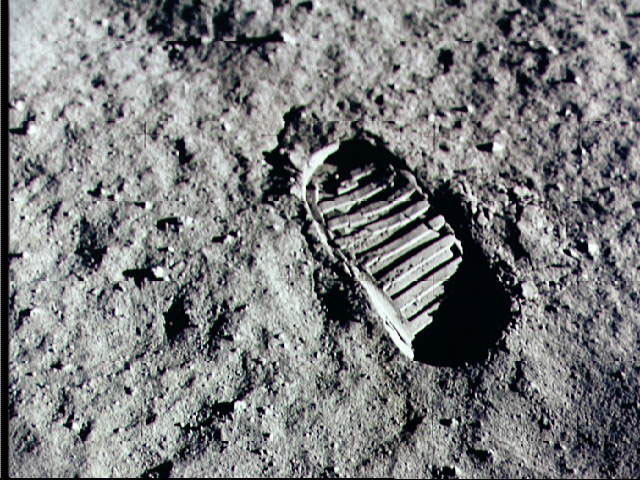 人类第一次将足迹留在了月球