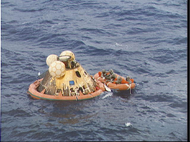 阿波罗11号返回舱溅海后等待救援