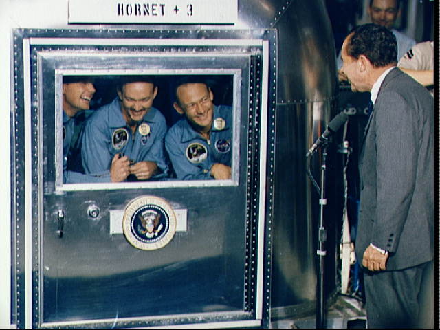 尼克松总统在大黄蜂航母上迎接英雄的归来