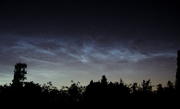 北爱尔兰爱好者Lethenty拍摄的夜光云