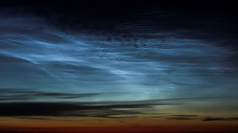 从飞机上看夜光云